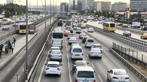 İ­s­t­a­n­b­u­l­ ­t­r­a­f­i­ğ­i­n­d­e­ ­i­l­k­ ­o­k­u­l­ ­g­ü­n­ü­ ­y­o­ğ­u­n­l­u­ğ­u­